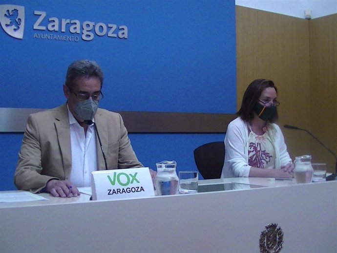 El portavoz de VOX en el Ayuntamiento de Zaragoza, Julio Calvo, y la concejal de VOX, Carmen Rouco.