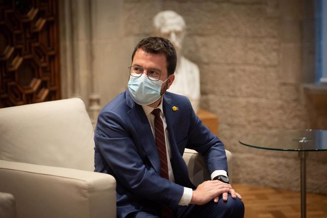 El president de la Generalitat, Pere Aragonès, durante una reunión con el presidente de JxCat en el Parlament de Catalunya, Albert Batet y la portavoz de JxCat en el Parlament de Catalunya, Mònica Sales, a 14 de junio de 2021, en Barcelona, Catalunya (Esp