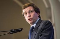 Almeida niega que las palabras de Ayuso sobre el Rey y los indultos "debiliten a la monarquía"