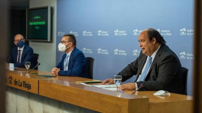 El director general de Turismo, Ramiro Gil, el gerente de la Agencia de Desarrollo Económico de La Rioja (ADER), Fernando San José, y el director general de Iberaval, Pedro Pisonero en comparecencia de prensa