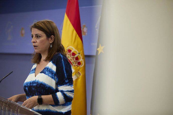 La vicesecretaria general del PSOE y portavoz del Grupo Parlamentario Socialista en el Congreso, Adriana Lastra, interviene en una rueda de prensa en el Congreso.
