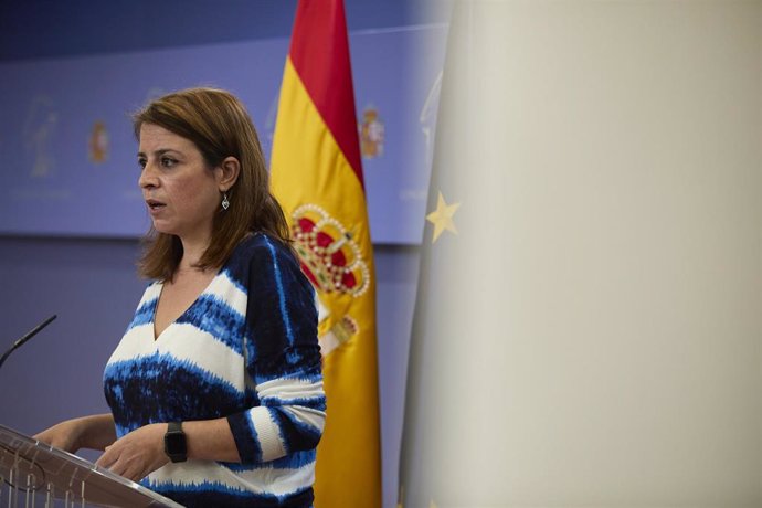 La vicesecretaria general del PSOE y portavoz del Grupo Parlamentario Socialista en el Congreso, Adriana Lastra, interviene en una rueda de prensa en el Congreso.
