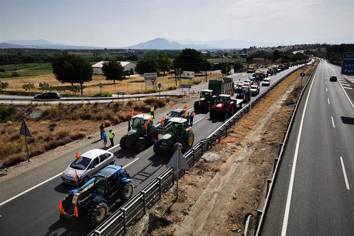 Tractorada por el arreglo del camino de servicio de la A-92 con Moraleda