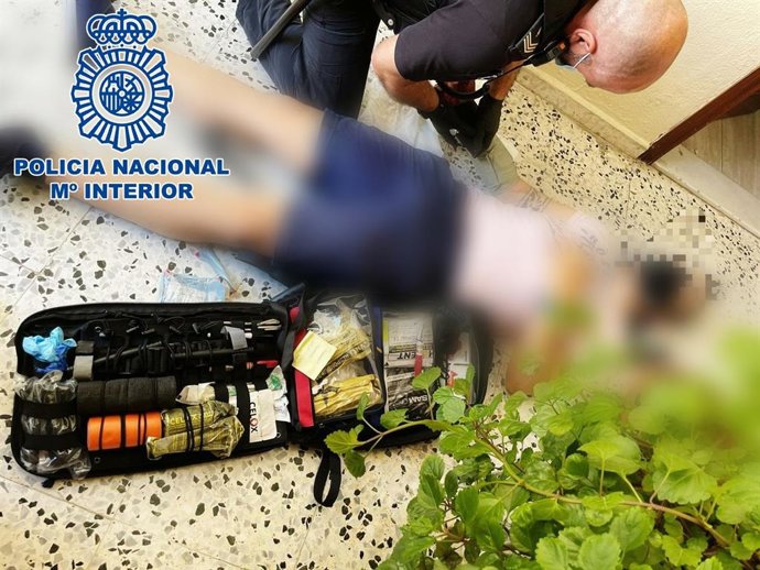 Auxilio de los agentes de la Policía Nacional a un varón en Cádiz.