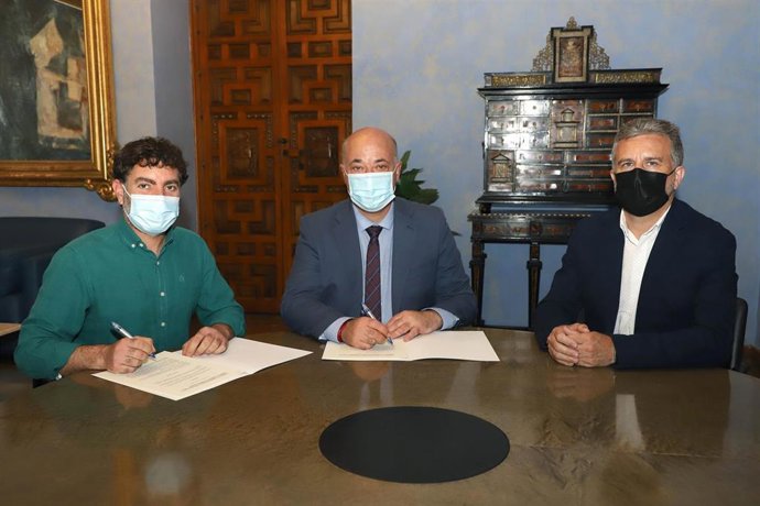 El presidente de la Diputación de Córdoba, Antonio Ruiz (centro), en la firma con Subbetica Ecológica.