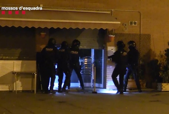 Agentes de los Mossos d'Esquadra durante uno de los registros