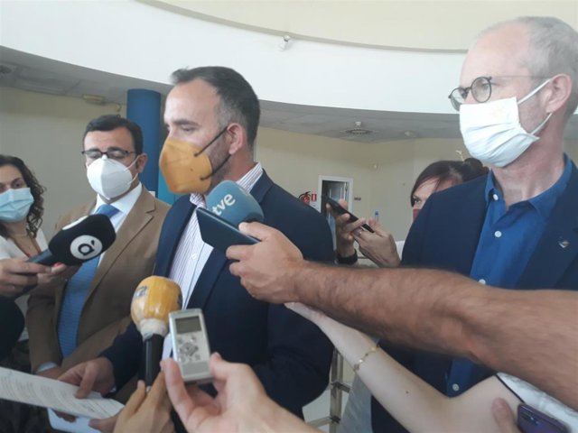 Rafa Simó explicando el plan de remoción del buque