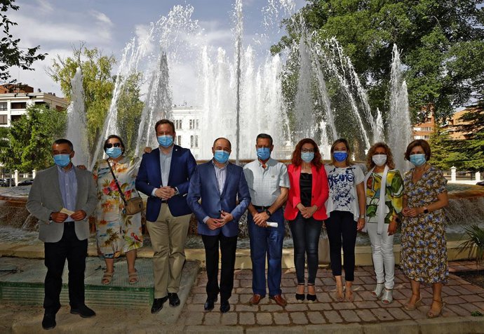 Albacete homenajea a sus mayores con una placa en la fuente del Paseo de la Cuba