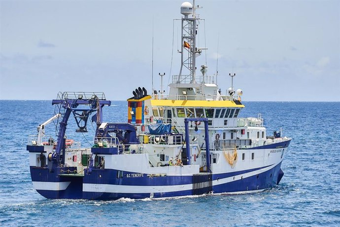 El buque oceanográfico 'Ángeles Alvariño' parte del puerto de Santa Cruz de Tenerife