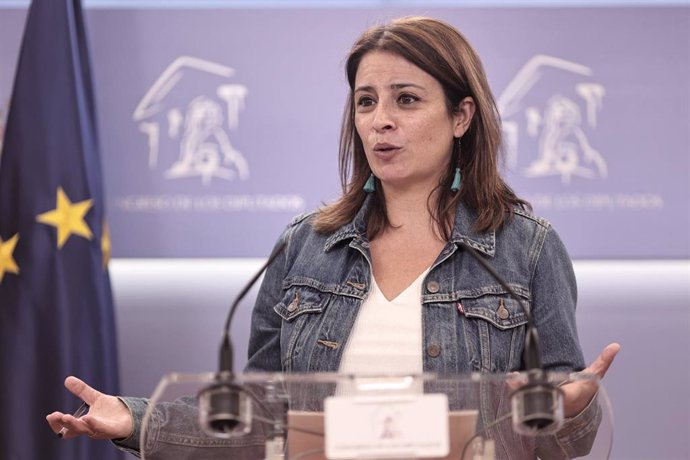 La vicesecretaria general del PSOE y portavoz del Grupo Parlamentario Socialista en el Congreso, Adriana Lastra, interviene en una rueda de prensa anterior a una Junta de Portavoces
