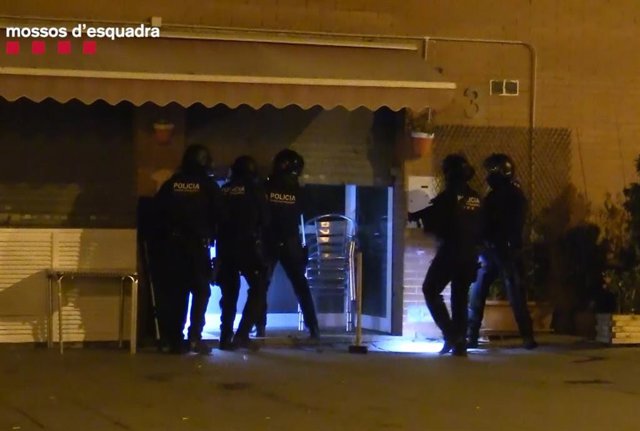 Agents dels Mossos d'Esquadra durant un dels escorcolls.