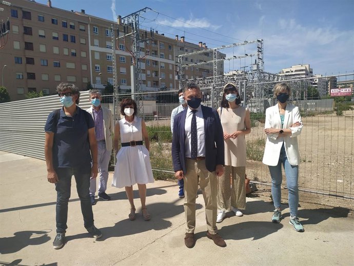 El portavoz del Grupo Municipal Popular en el Ayuntamiento de Logroño, Conrado Escobar, junto a concejales de la formación