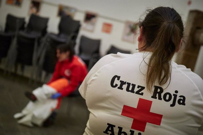 Archivo - Una trabajadora de Cruz Roja.