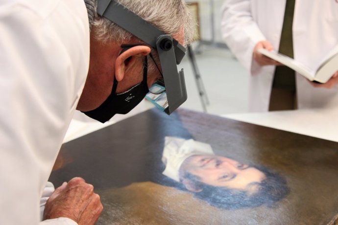 Expertos Del CAEM Analizan El Retrato Atribuido A Rembrandt Peale.