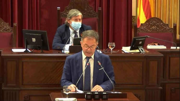 El conseller de Movilidad y Vivienda, Josep Marí i Ribas, en una intervención en el Parlament.