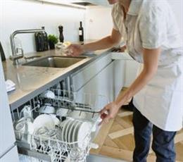 Archivo - Empleada del hogar servicio domestico lavavajillas