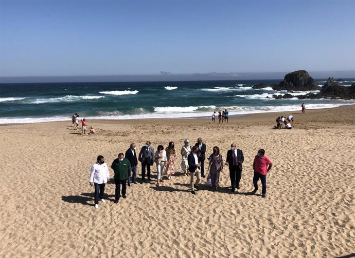 El conselleiro de Sanidade, Julio García Comesaña, en una playa de Valdoviño