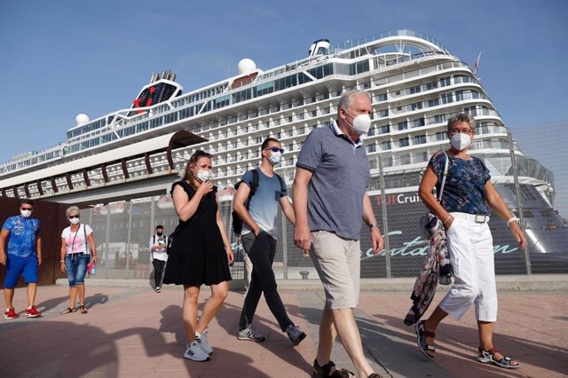 Cruceristas del buque Mein Schiff 2, de TUI Cruises, primer barco con escala peninsular en los últimos 15 meses que ha atracado este martes en el puerto de Málaga capital