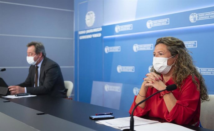 La consejera de Salud, Gotzone Sagardui, en rueda de prensa en Vitoria tras el consejo de gobierno, jnuto al portavoz Bingen Zupiria