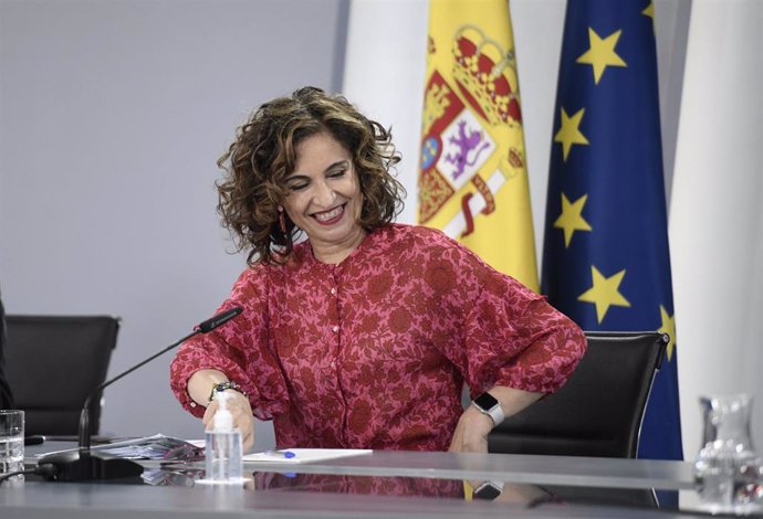 La ministra de Hacienda, María Jesús Montero, sonríe a su llegada a la rueda de prensa posterior al Consejo de Ministro, este martes.