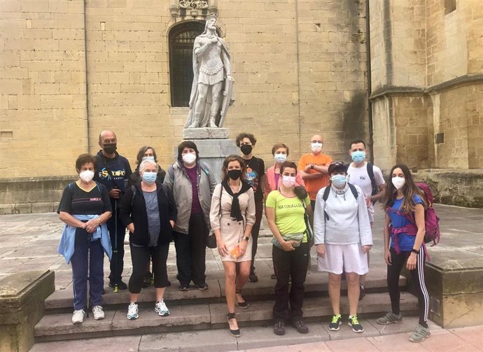 La concejala Lourdes García junto al grupo de senderismo de Centros Sociales.