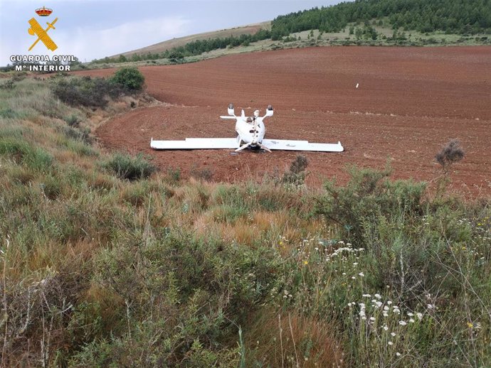 La avioneta volcada tras el aterrizaje.