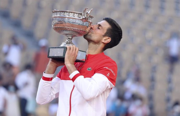 Novak Djokovic de Serbia celebra la victoria contra Stefanos Tsitsipas de Grecia durante la ceremonia de trofeos el día 15 de Roland-Garros 2021, Abierto de Francia 2021, torneo de tenis Grand Slam, el 13 de junio de 2021
