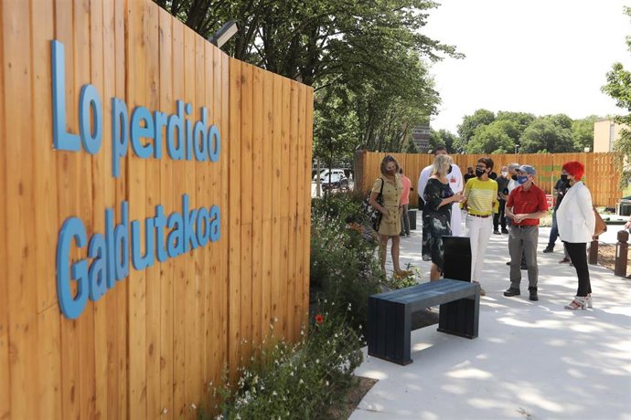 La presidenta Chivite visita el jardín homenaje a las víctimas del Covid-19