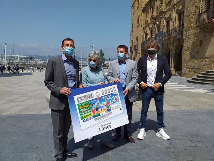 Presentación del cupón de la ONCE en apoyo a la Hostelería, en Gijón