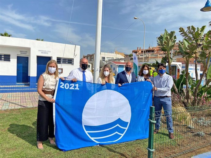 La delegada de la Junta en Cádiz, Ana Mestre, durante el izado de la bandera azul en la playa de Getares, en Algeciras.