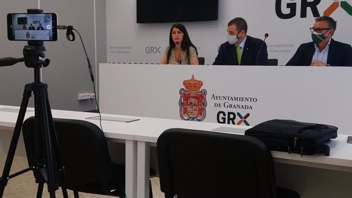 Rueda de prensa de Vox, con la diputada Macarena Olona, el portavoz municipal, Onofre Miralles, y el portavoz en el Parlamento de Andalucía, Manuel Gavira