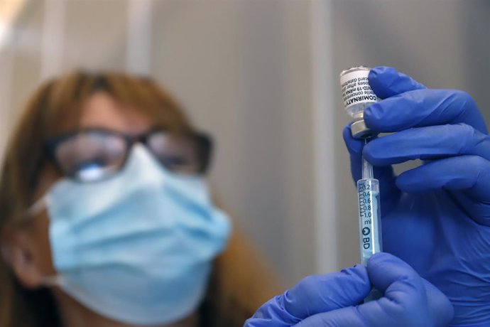 Archivo - Una enfermera prepara la vacuna contra el covid-19