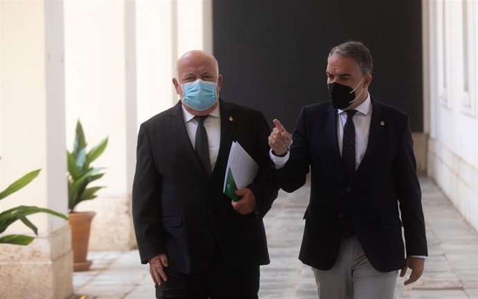 Los consejeros de Salud, Jesús Aguirre, y de la Presidencia y portavoz del Gobierno, Elías Bendodo, esta martes antes de empezar la rueda de prensa del Consejo de Gobierno.