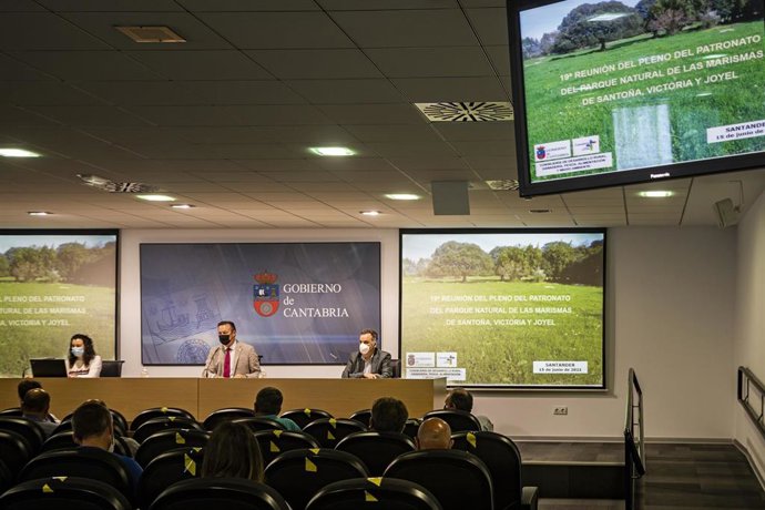 Elconsejero de Desarrollo Rural, Ganadería, Pesca, Alimentación y Medio Ambiente,Guillermo Blanco, preside elpatronato del Parque Natural de las Marismas de Santoña, Victoria y Joyel.