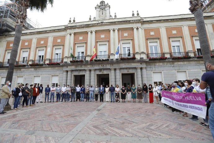Minuto de silencio en el Ayuntamiento de Huelva por la muerte por presunta violencia de género de la reportera gráfica onubense Alicia Rodríguez.
