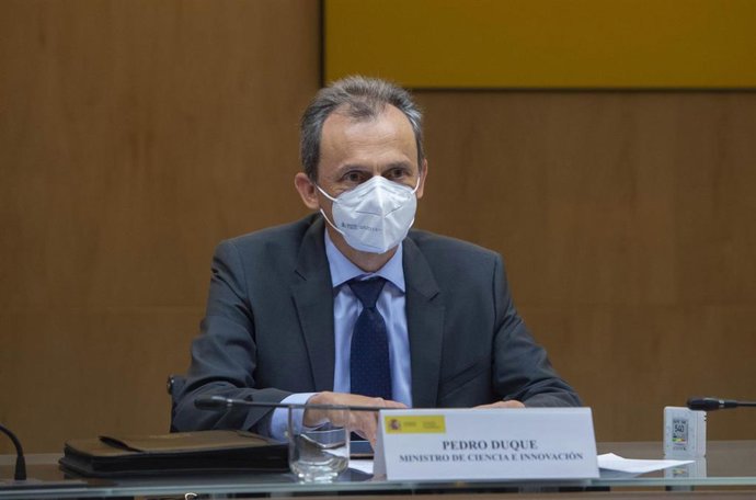 El ministro de Ciencia y Universidades, Pedro Duque, durante una reunión con la presidenta del Gobierno de Navarra en la sede del Ministerio, a 4 de junio de 2021, en Madrid (España).