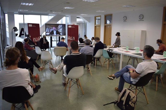 El rector de la UCLM, Julián Garde, presenta el programa 12 Meses 12 Retos