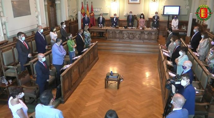 Minuto de silencio al inicio del Pleno sobre el Estado de la Ciudad en el Ayuntamiento de Valladolid.