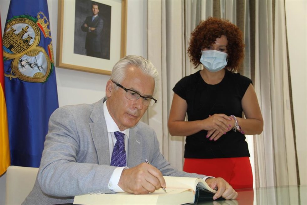 La presidenta de la Diputación de Huelva, María Eugenia Limón, ha recibido en su despacho al exjuez Baltasar Garzón.