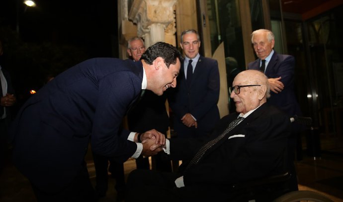 Archivo - El presidente de la Junta de Andalucía, Juanma Moreno, saluda a Manuel Clavero Arévalo, en una imagen de septiembre de 2019.