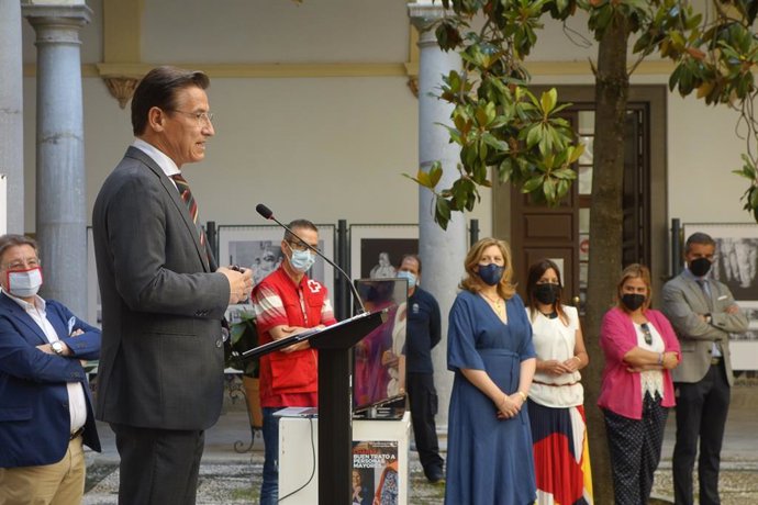 El alcalde de Granada, Luis Salvador, en un acto con motivo del Día de la Toma de Conciencia contra el Maltrato en la Vejez.