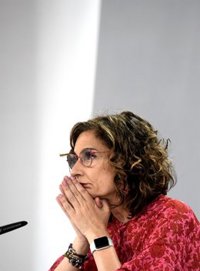 Montero dice que la mejora del SMI no será a costa del empleo y se valorará si subirlo o no este año