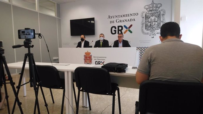Francisco Ocaña, Onofre Miralles y Manuel Gavira, de Vox, en rueda de prensa en el Ayuntamiento de Granada
