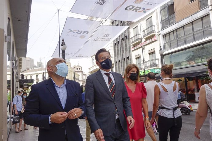 El alcalde de Granada, Luis Salvador, pasea por la calle Reyes Católicos, donde se han colocado nuevos toldos contra el calor que ayudarán a reducir los niveles de contaminación.