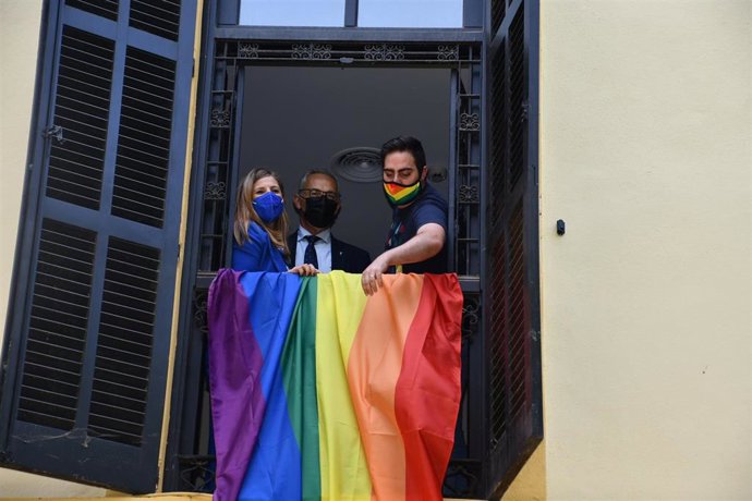 La presidenta de la Diputación de Cádiz, Irene García, durante la colocación de la bandera LGTBI en la facha de la Mancomunidad de municipios del Campo de Gibraltar.