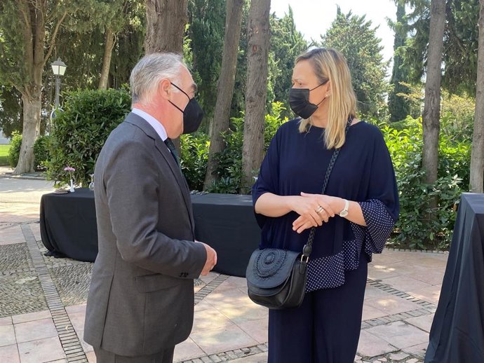 La consejera de Economía, Marta Gastón, y el director general de Fundación Ibercaja, José Luis Rodrigo Escrig.