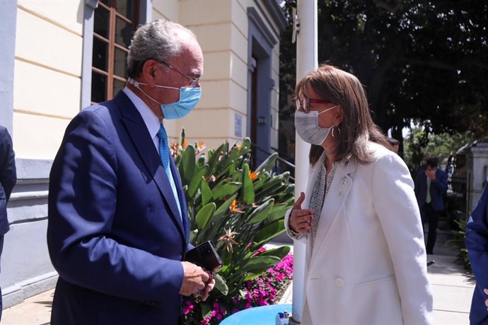 El alcalde, Francisco de la Torre, ha recibido este martes en el Ayuntamiento de Málaga, a la secretaria general iberoamericana, Rebeca Grynspan, quien se encuentra por primera vez en visita oficial a la ciudad.