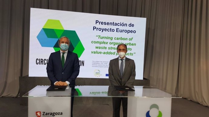 El alcalde de Zaragoza, Jorge Azcón, y el consejero delegado de Urbaser, José  María López Piñol, preparados para firmar el convenio de Circular Biocarbón por el que se créará una biorrefineria de residuos organicos en Zaragoza