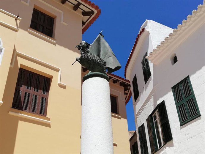 Archivo - Cordero de Sant Joan, emblema de las fiestas de Sant Joan, en el casco antiguo de Ciutadella.