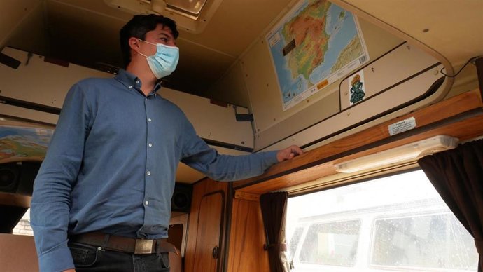 El portavoz socialista, Daniel Fernández, en una autocaravana